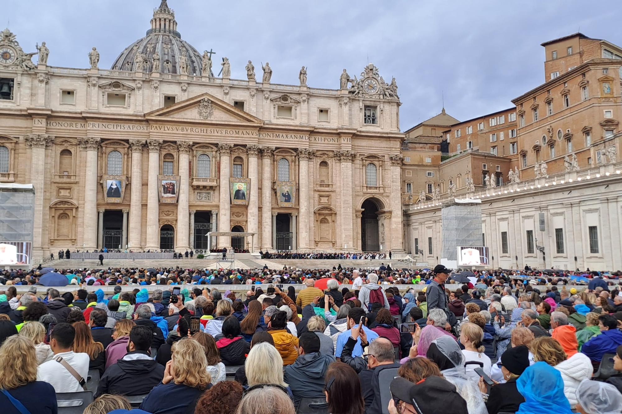 Papstaudienz vor dem Petersdom