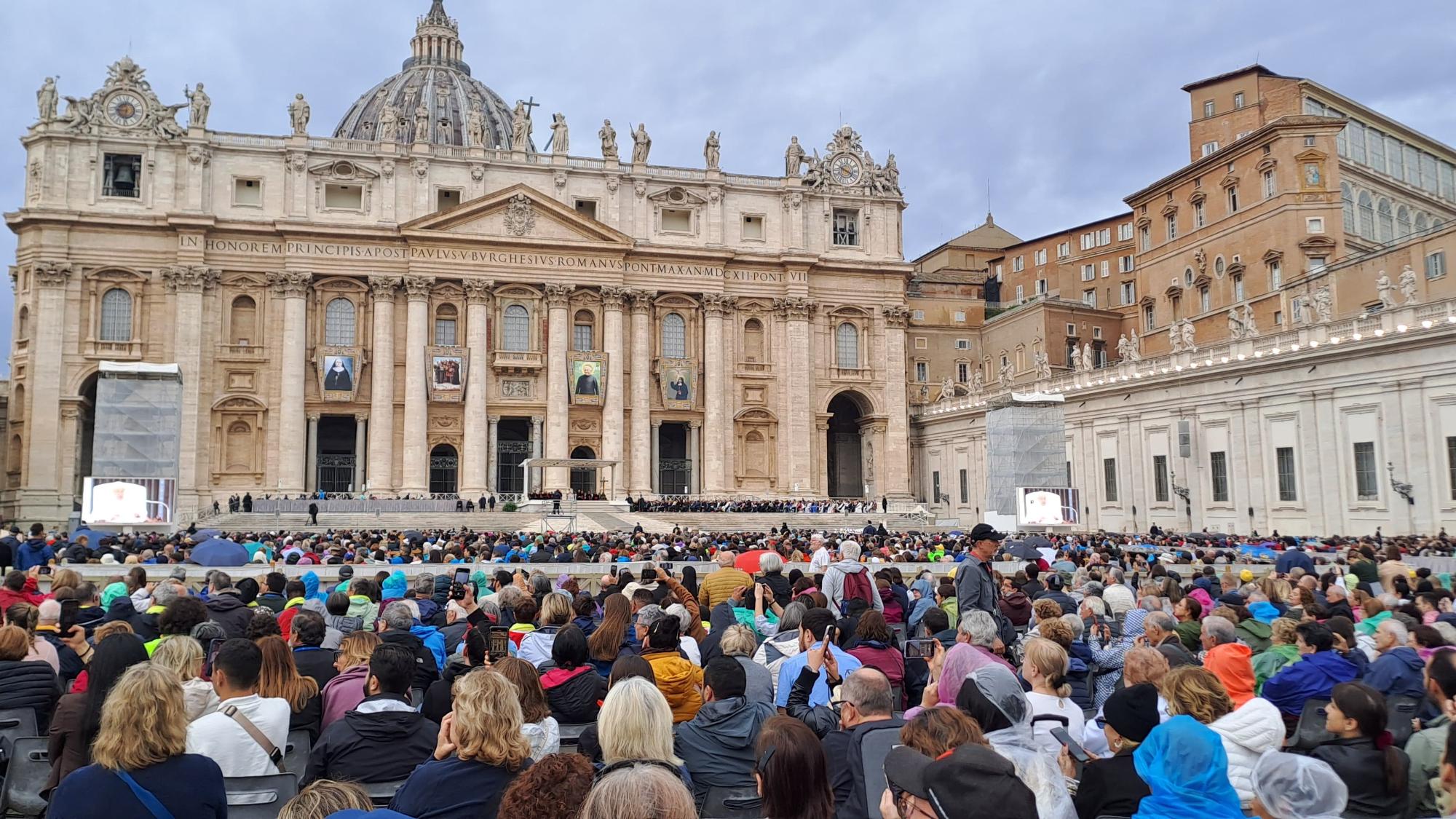 Papstaudienz vor dem Petersdom